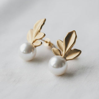 ELEGANT LEAF STUDS