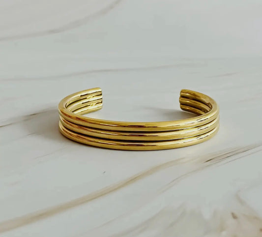 SO CHIC BANGLE