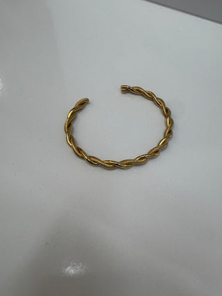 TWISTED CUFF